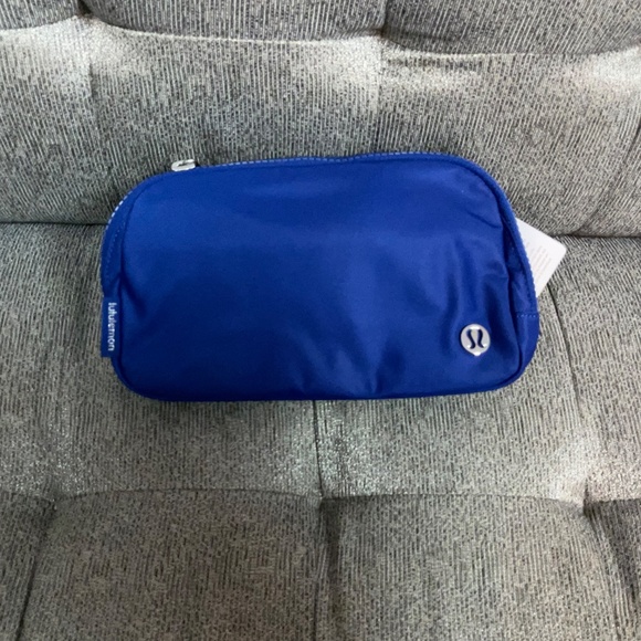 Lululemon Everywhere Belt Bag 1L in Riverside - Picture 4 of 7